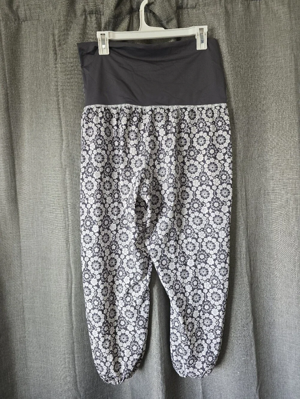 Lululemon Om Pants in Twiggy Printed Nimbus Soot Size 10 Grey And White